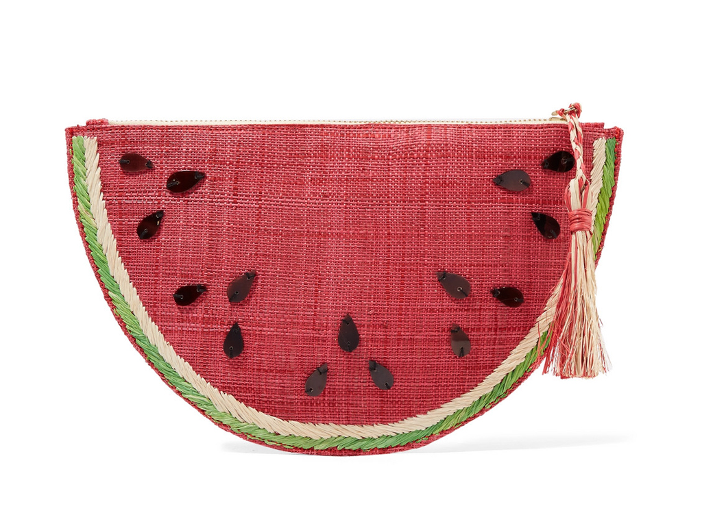 Kayu su Net-a-porter.com. La pochette “Frutta” si presenta come una succosa fetta di cocomero fin nei più piccoli dettagli: è guarnita con foglie verdi e paglia color sabbia, che mimano la buccia, e decorata con perline nere lucide per i semi.