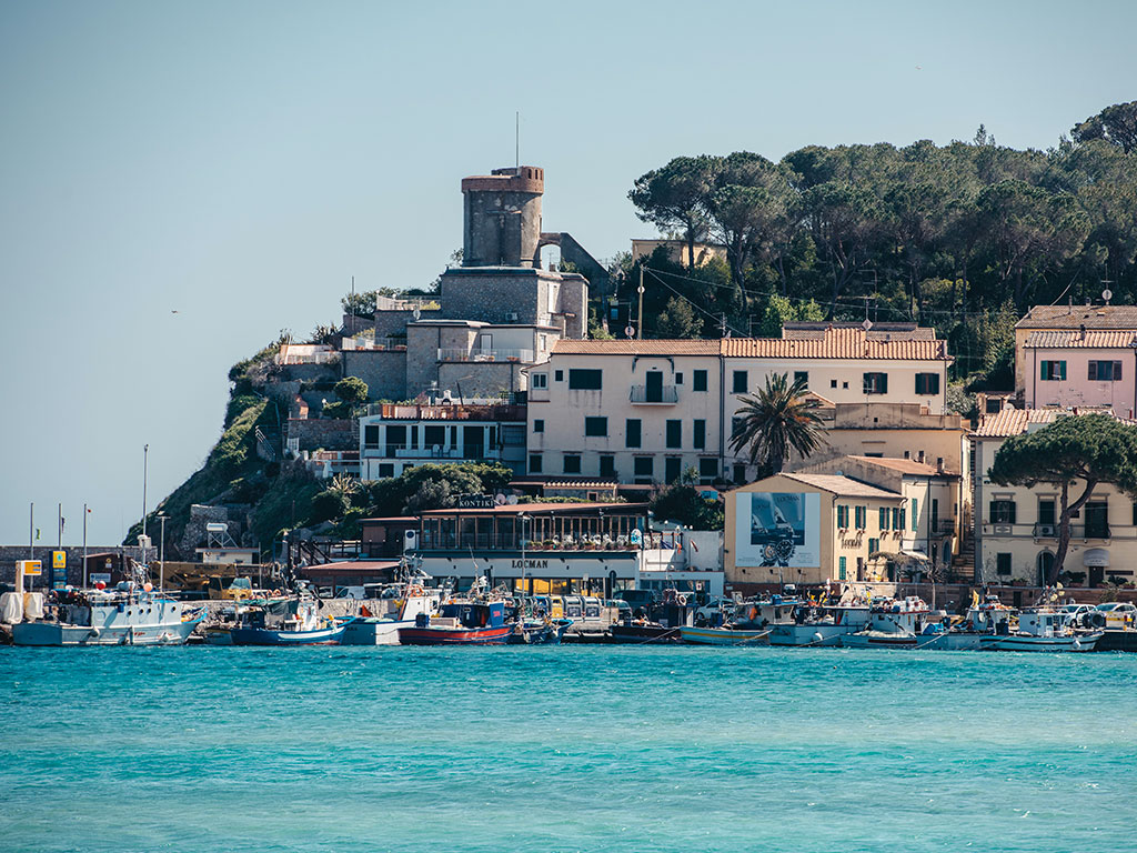 Locman Orologi. Una panoramica di Piazza Giovanni da Verrazzano a Marina di Campo, Isola d’Elba, dove si trova il quartiere generale Locman.