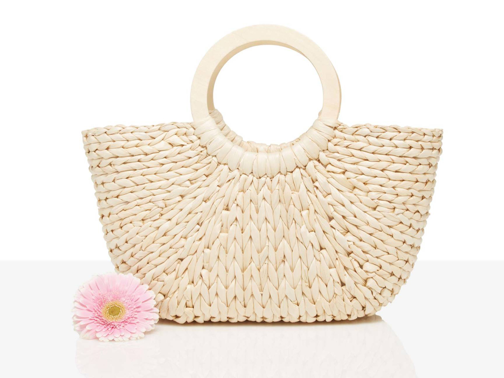 Benetton. Borsa di paglia con due manici rotondi. Fodera in misto cotone chiusa da coulisse con taschino interno.