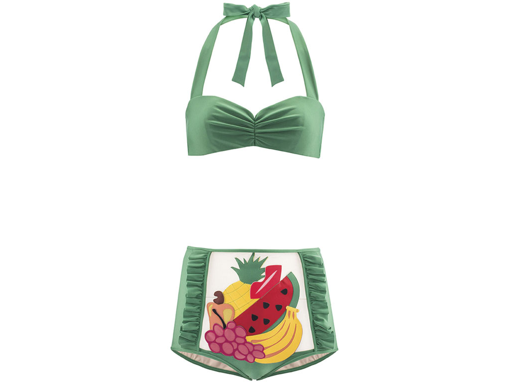 Charlotte Olympia. “Tutti Frutti” è il nome perfetto per questo modello con reggiseno a fascia e hot pants con piccole rouches in tulle.