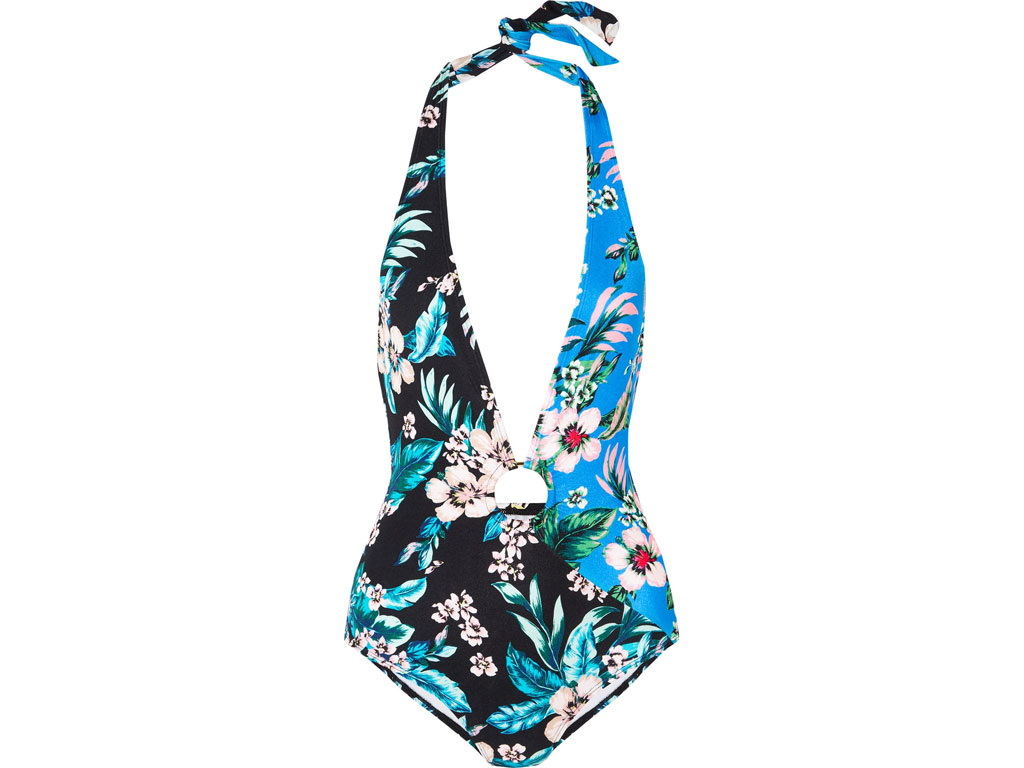 Diane von Fürstenberg su Net-a-porter.com. Il costume, decorato con stampe floreali a contrasto, ha un piccolo oblò frontale e scollatura all’americana.