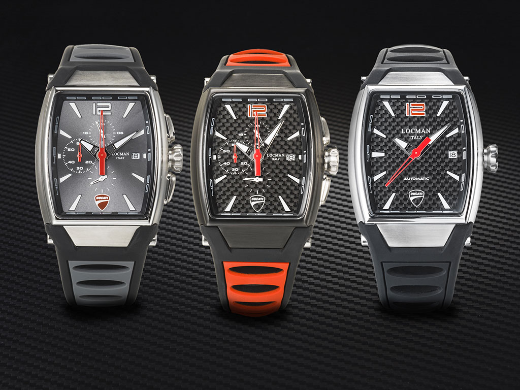 Locman Ducati, un’edizione limitata di tremila pezzi numerati presentati in occasione di Pitti Uomo (giugno 2018) e frutto di un accordo con Ducati chiuso nel 2017. Design sportivo e unico. La cassa a forma tonneau, proposta in acciaio satinato con dettagli lucidi oppure in acciaio satinato con rivestimento in pvd nero, è impermeabile fino a 100 metri e racchiude un movimento meccanico automatico elaborato dalla Scuola Italiana di Orologeria, reso visibile da un oblò di cristallo sul fondo in titanio, o un meccanismo cronografo al quarzo. Il quadrante smaltato grigio con effetto sunray o in fibra di carbonio, riporta sia il logo Ducati a ore 6, che il logo Locman a ore 3. Le lancette, di dimensione maggiore rispetto agli standard, permettono un’ottima visibilità dell’ora anche in situazioni estreme. Il cinturino, in silicone anallergico, traforato è fissato alla struttura in acciaio tramite due anse a vite.