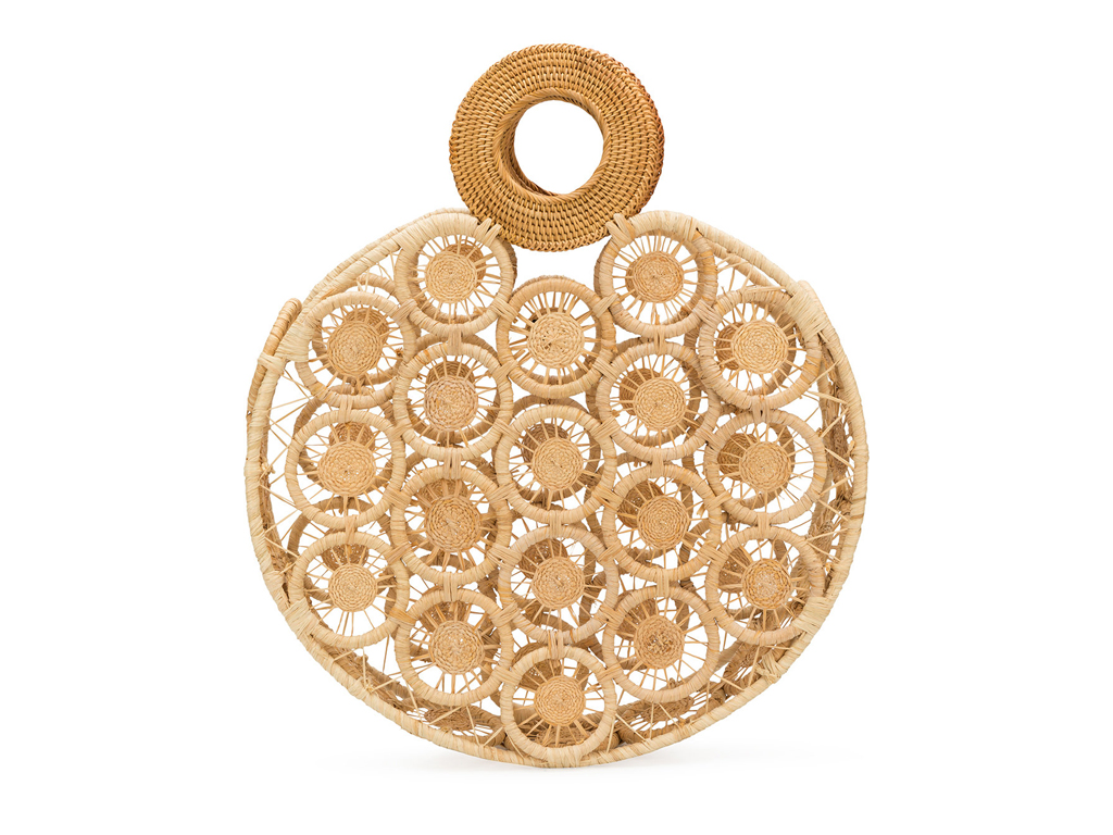 Cult Gaia su Farfetech.com. Borsa tonda di colore beige in paglia con motivi circolari che ricordano le lavorazioni a tombolo.
