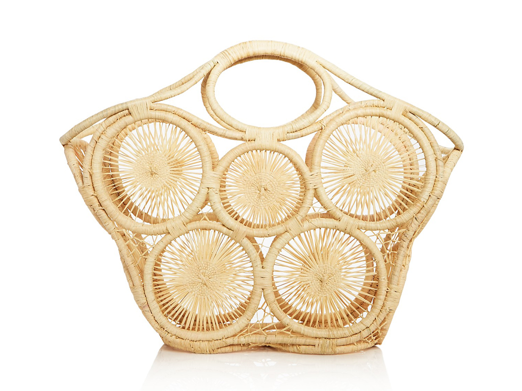 Mar Y Sol su Bloomingdales.com. Ispirata alla lavorazione all’uncinetto, questo modello in paglia ha doppi manici rigidi ed è completamente aperta.