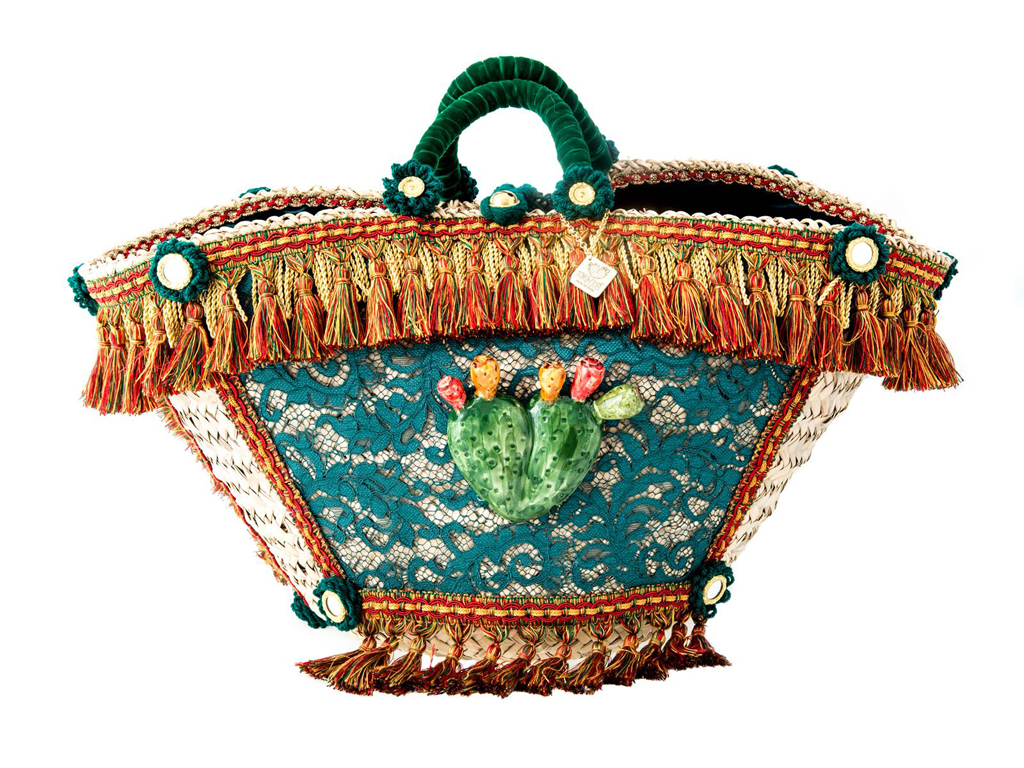 Danié Made in Sicily. “Fico Verde” è la coffa siciliana per eccellenza, in palma nana rivestita in pizzo con manici in velluto, nappine e specchietti, fico in ceramica di Caltagirone.