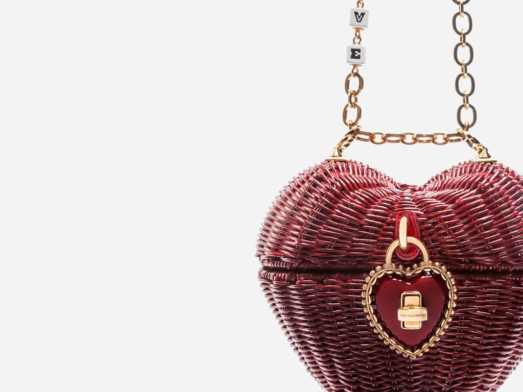 Dolce & Gabbana. Borsa a tracolla della linea “Heart Box” in midollino dipinto. Interamente realizzata a mano ha una chiusura con lucchetto a cuore in resina e filigrana e catena passante in galvanica oro antico con dadi personalizzati “Love”.