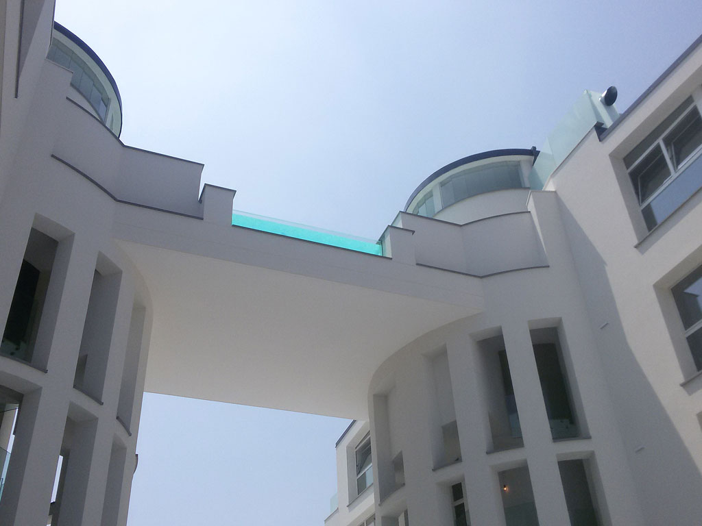 A&G Piscine. Un’altra immagine della piscina precedente. Completamente sospesa nel vuoto, unisce le due torri condominiali.