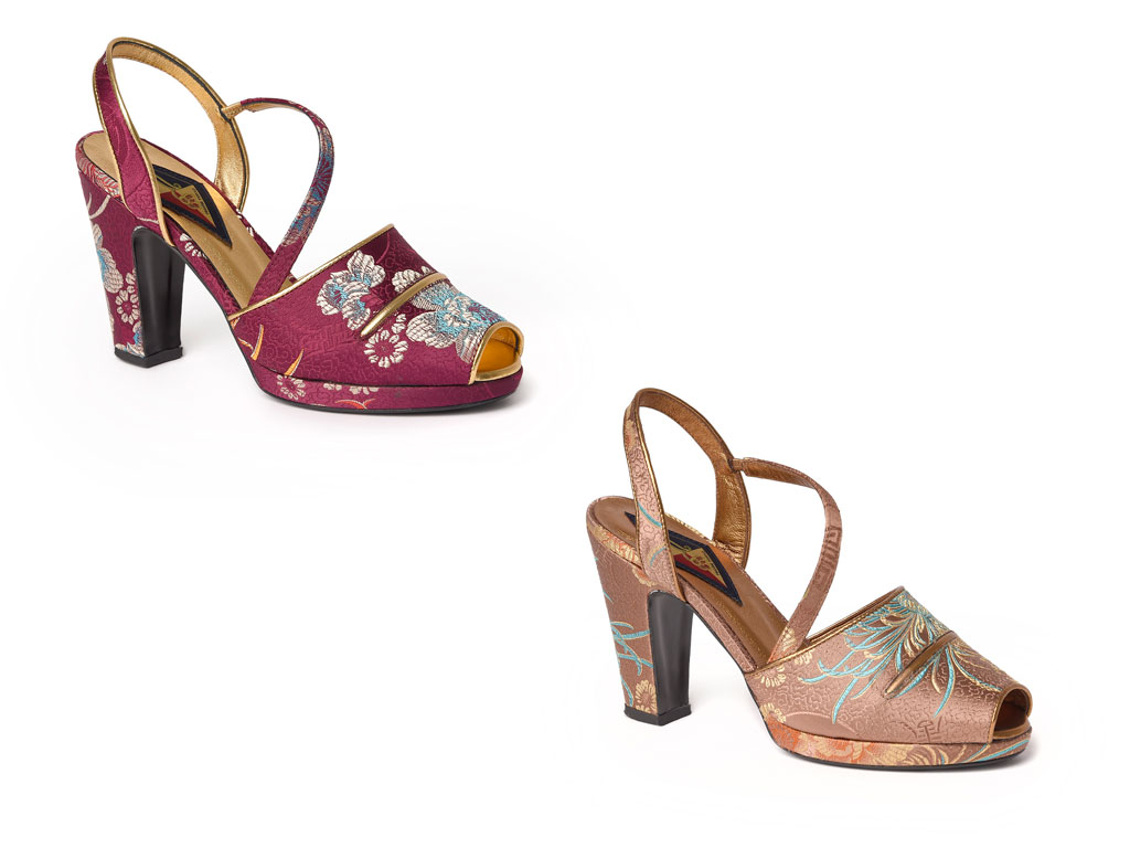 Chichi Meroni per L’Arabesque. Sandali open toe in raso con plateau. Stampa floreale con rifiniture laminato oro in due nuance di colore: obergine e taupe.