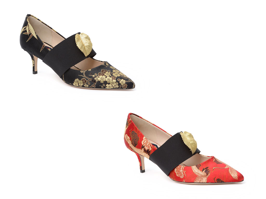 Chichi Meroni per L’Arabesque. Due nuance di colore per le kitten heel pumps in tessuto jacquard con motivo di aironi, fascia gros-grain elastico nero e accessorio a forma di foglia.