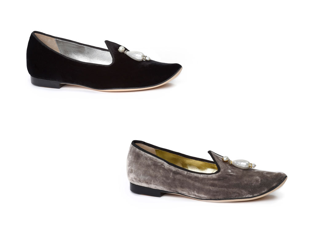 Chichi Meroni per L’Arabesque. Slipper “Alibaba” nei colori nero e grigio con pendente a goccia in perle e strass.