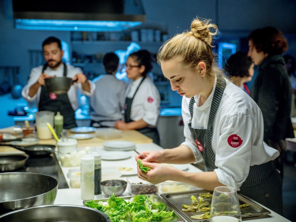 Milano Food District. La Food Genius Academy la scuola di cucina per giovani aspiranti professionisti nel mondo del food, chef, pasticceri, manager di sala.