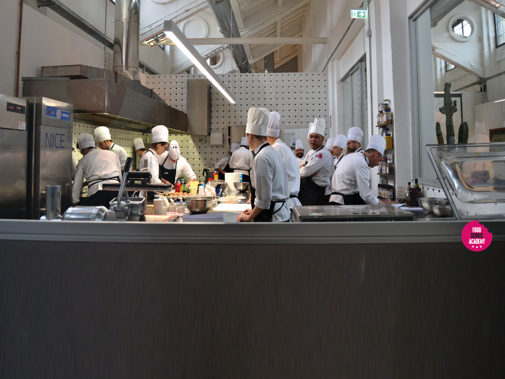Milano Food District. La Food Genius Academy la scuola di cucina per giovani aspiranti professionisti nel mondo del food, chef, pasticceri, manager di sala.