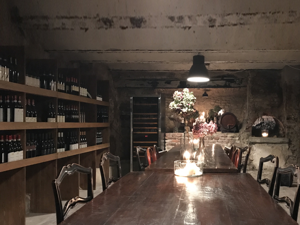 Milano Food District. Genius Lab raccoglie gli spazi della scuola, del ristorante e della cantina vini (nell'immagine) per eventi aziendali con un servizio di catering su misura.