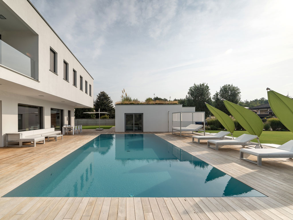 Mirani. Un’altra vista della piscina precedente, questa volta in versione diurna. Gli sfiziosi lettini prendisole, il baldacchino e i divanetti sono di Gandia Blasco, collezione “Na Xemera”; Gli
ombrelloni “Spectra” e “Rimbou Lotus” sono prodotti da Umbrosa. Foto: Marco Tosi