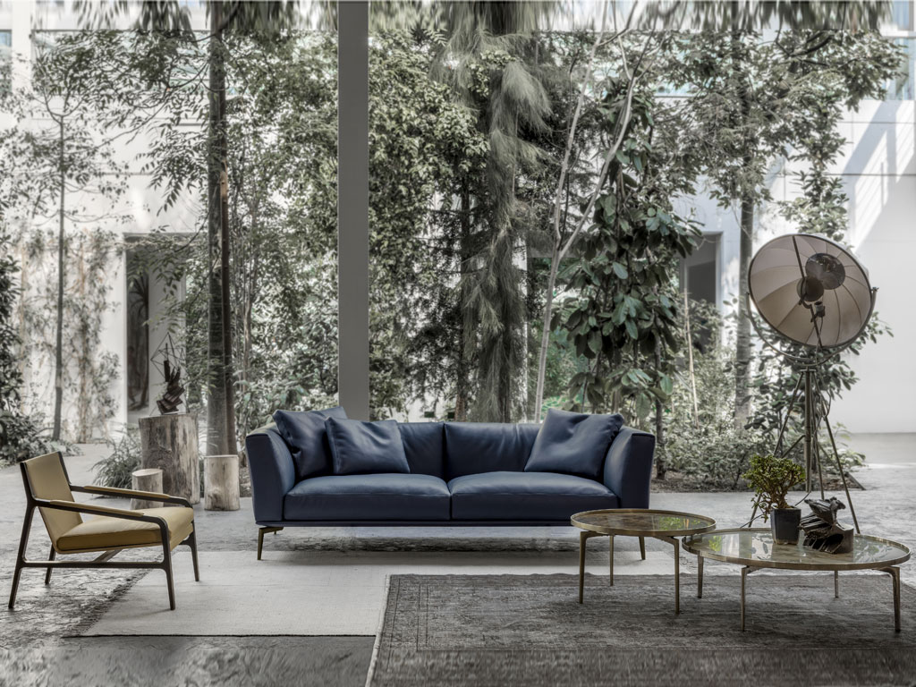 Alivar. Collezione Home Project. Design Giuseppe Bavuso. Il nuovo divano “Horizon” è dotato di una struttura in legno e acciaio rivestito in gomma poliuretanica con materassino in piuma sterilizzata. I braccioli e lo schienale sono leggermente inclinati per un appoggio più accogliente. Esili gambe in fusione di alluminio verniciato sorreggono la seduta.