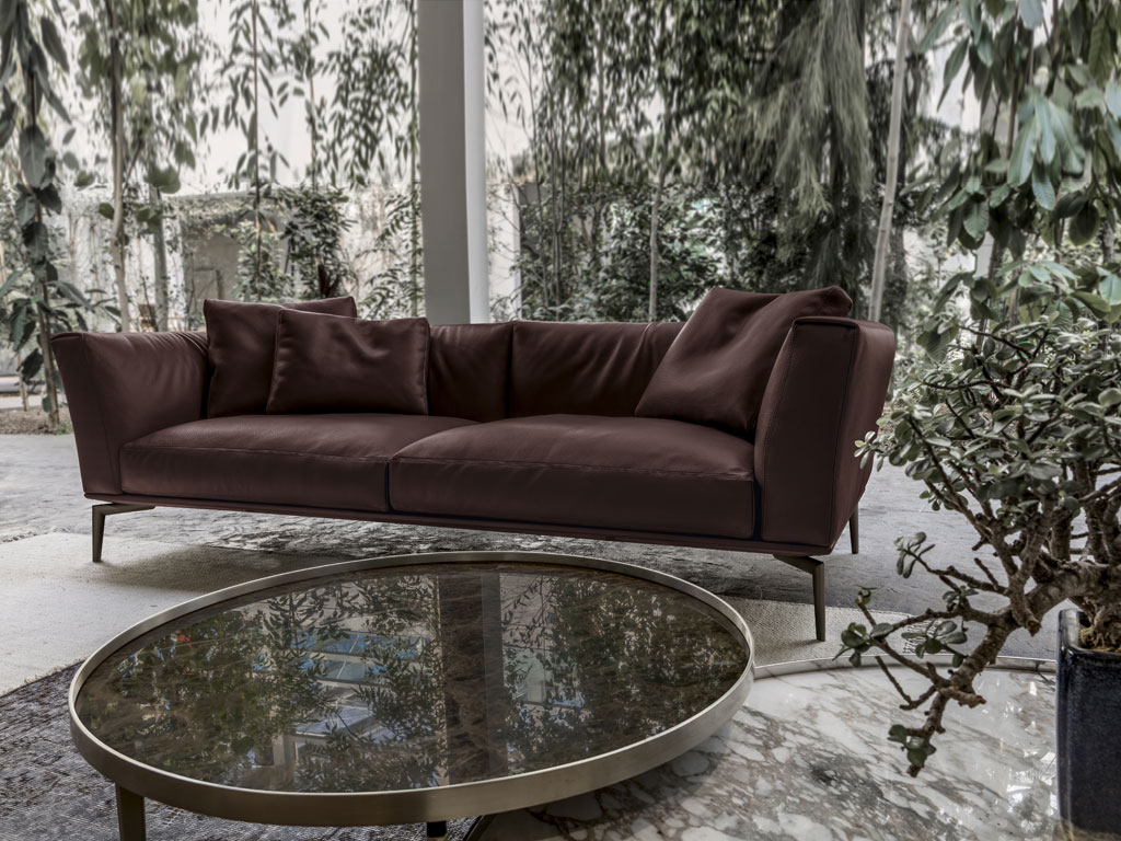 Alivar. Collezione Home Project. Design Giuseppe Bavuso. Il nuovo divano “Horizon” è dotato di una struttura in legno e acciaio rivestito in gomma poliuretanica con materassino in piuma sterilizzata. I braccioli e lo schienale sono leggermente inclinati per un appoggio più accogliente. Esili gambe in fusione di alluminio verniciato sorreggono la seduta.