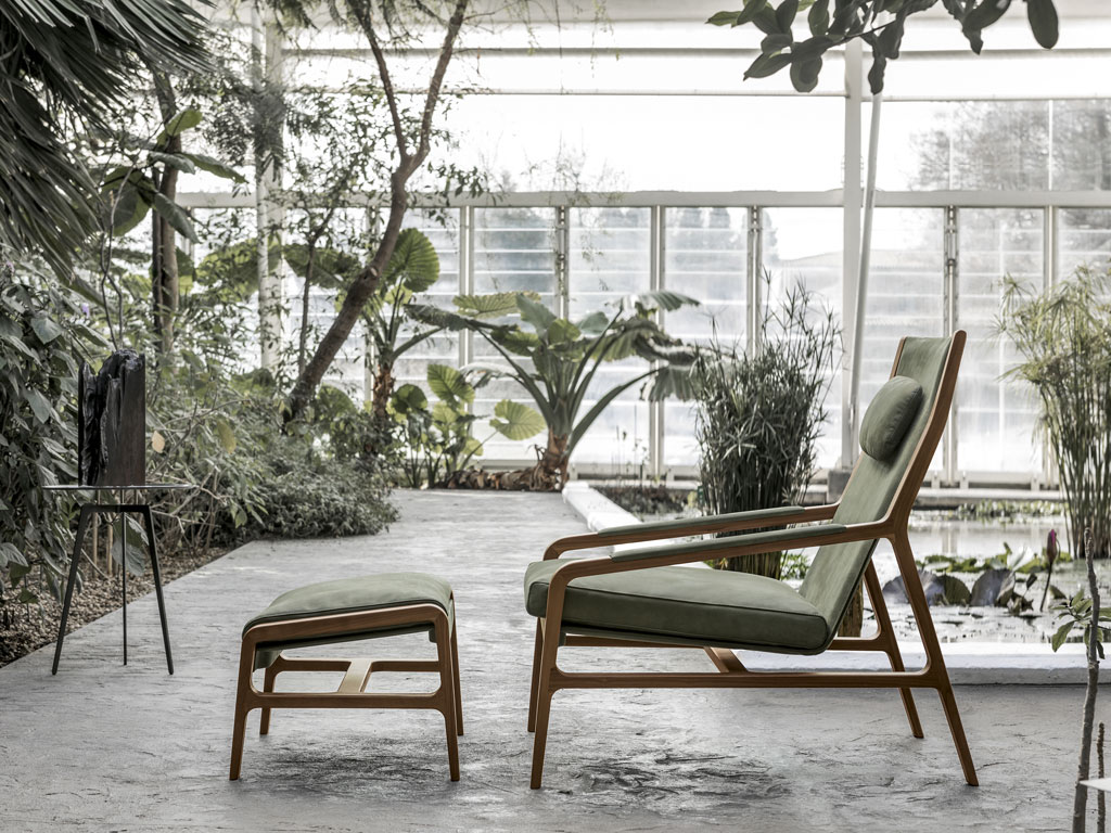 Alivar. Collezione Home Project. Design Giuseppe Bavuso. La poltroncina “Margot Relax”, nell’immagine, completo di poggiapiedi. Entrambe le sedute hanno braccioli in parte rivestiti di morbida pelle. Il poggiatesta è staccabile e regolabile.