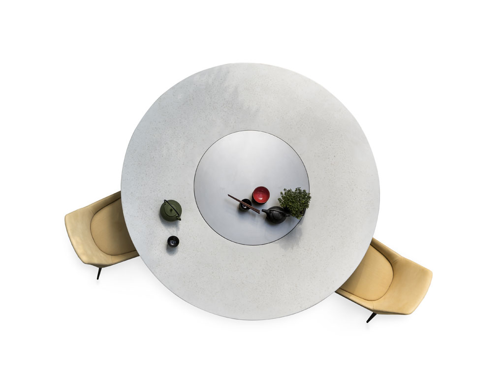 Alivar. Collezione Home Project. Design Giuseppe Bavuso. Il tavolo rotondo “Radar XL”, nell’immagine, ha come base archi in acciaio verniciato tagliato a laser mentre il top è in legno con inserto in alluminio, altrimenti con rivestimento in marmo bianco, noce di colore o rovere verniciato. Il tavolo è disponibile anche nella versione con vassoio ruotante “Lazy Susan”.