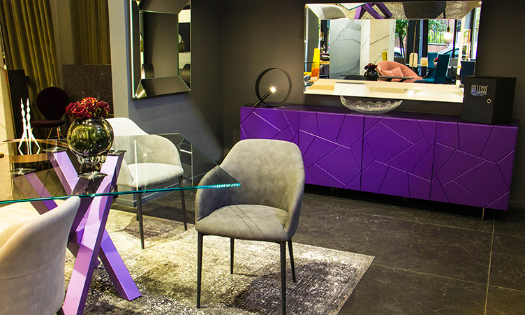 Riflessi. Credenza Segno. Colore Ultra Violet.
