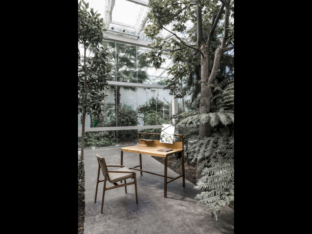 Collezione Home Project. Design Giuseppe Bavuso. “Scribe” è un’elegante sintesi tra uno scrittoio e una consolle make-up. Si compone di un vano porta oggetti, integrato nel piano rivestito in cuoio, di uno specchio e di una mensa per piccoli oggetti. La struttura è in rovere verniciato o noce.