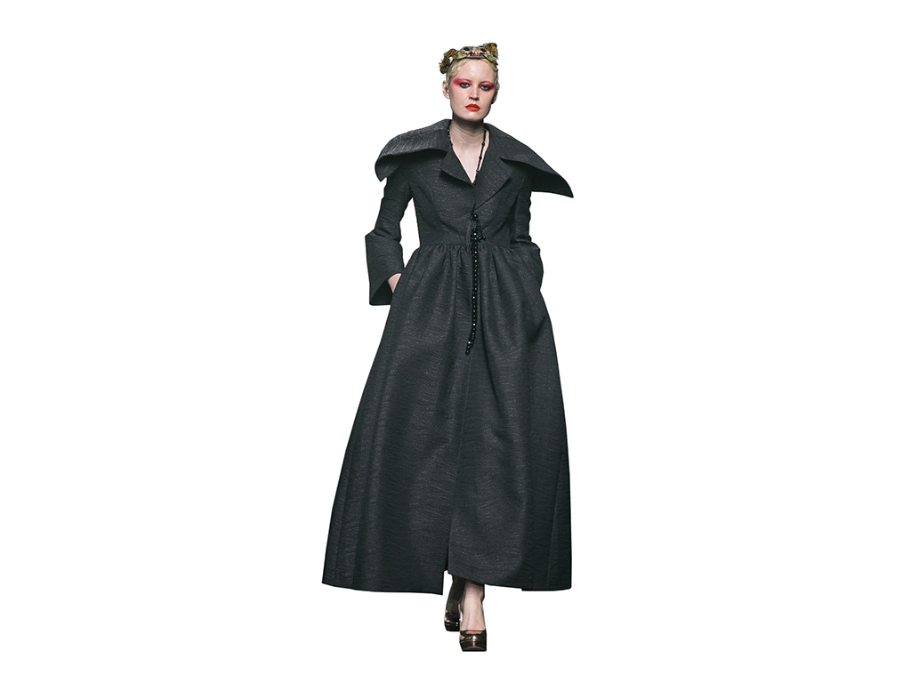 Filippo Laterza. Maxi cappotto in tessuto operato con ampio bavero e arricciatura in vita.