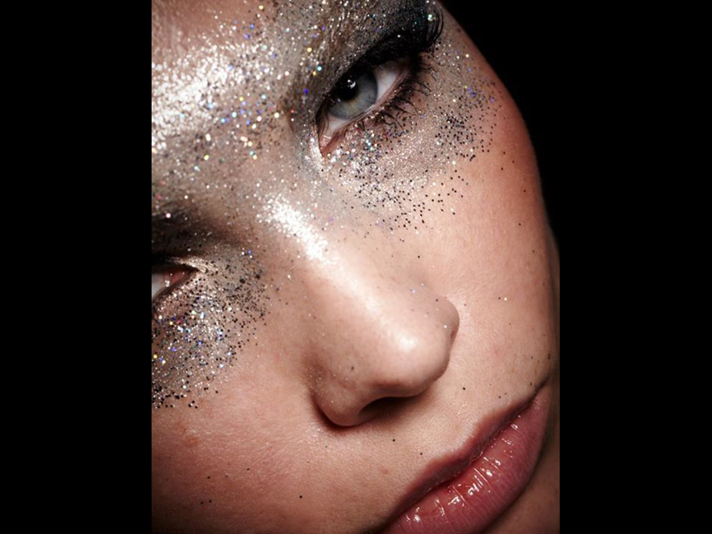Il make up deBBY ti trasforma in una beauty-monster grazie a colori intensi per occhi, labbra e unghie.