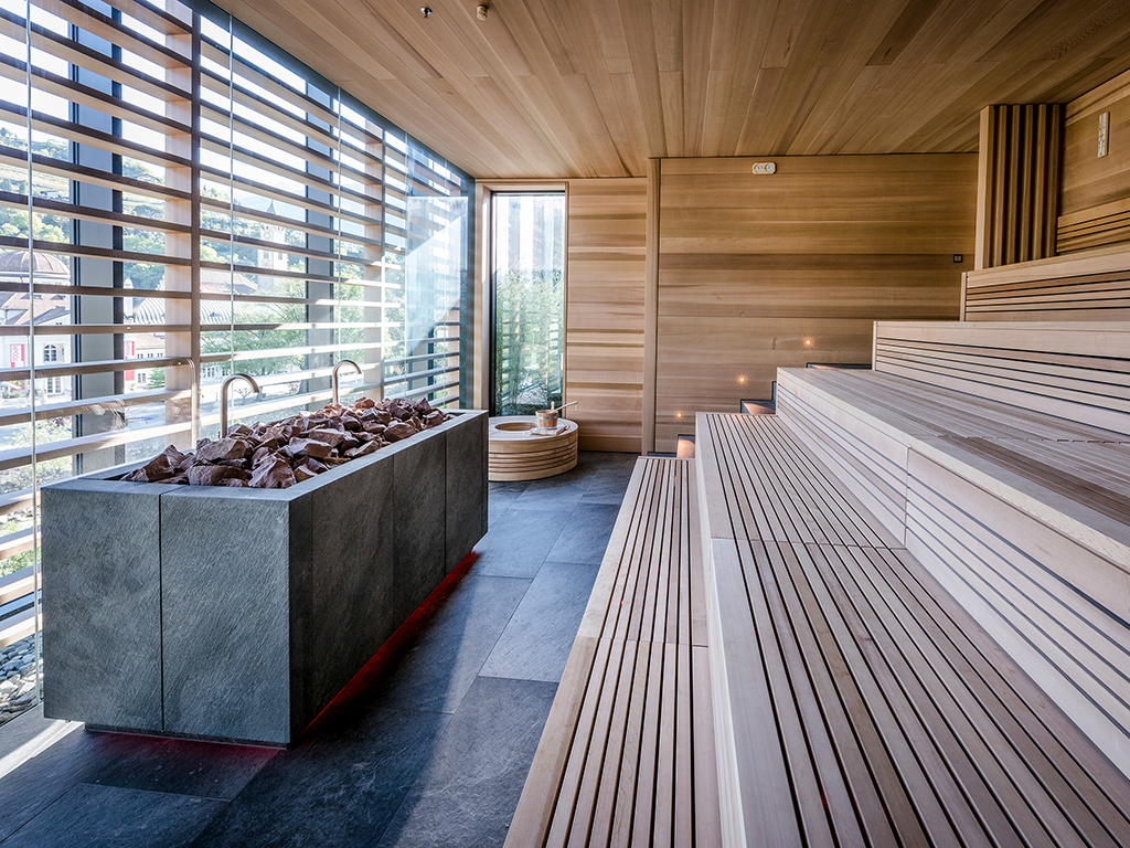 Hotel Terme Merano. La Sky SPA, inaugurata nel 2017, è un tempio che custodisce l’energia alimentata dai quattro elementi: acqua, fuoco, aria e terra. Nell’immagine la sauna finlandese al fuoco. I trattamenti corrispondenti al fuoco sono efficaci per attivare l’energia del corpo.