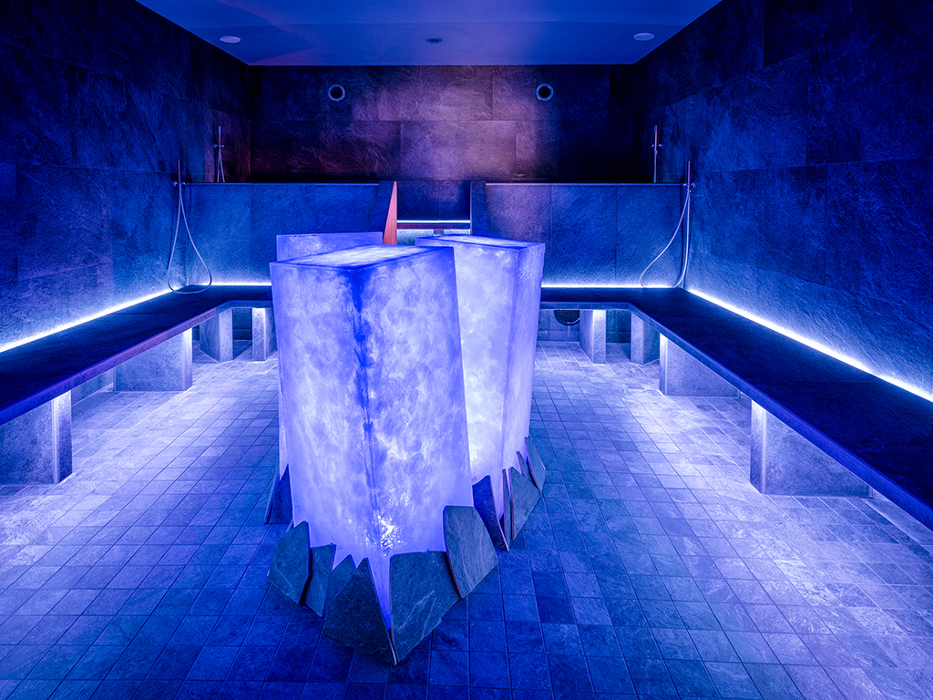 Hotel Terme Merano. Nella Sky SPA anche il Bagno Turco dal calore tropicale, circa 40°C, nell’immagine con effetti di luce.