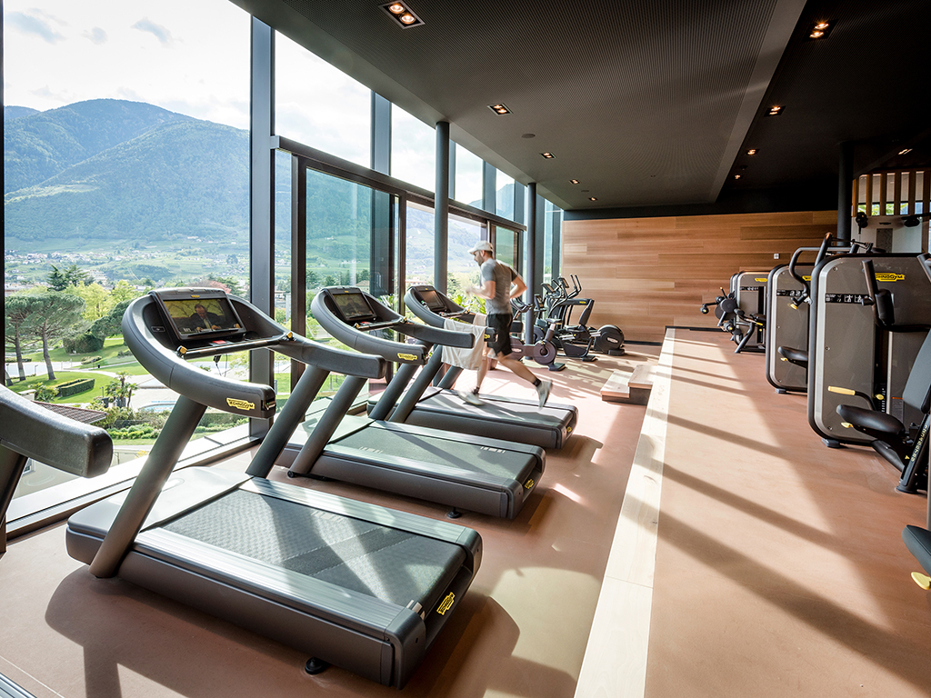 Hotel Terme Merano. La sala fitness & ginnastica nella Sky SPA è dotata dei più moderni attrezzi Technogym, personal trainer con programmi di allenamento individuali e una ricco programma di attività fisiche.
