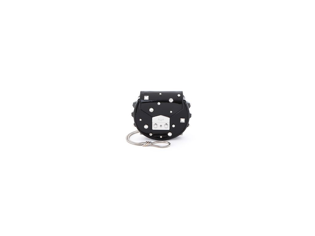 Salar Milano. Mini bag dalla linea arrotondata a mano in vernice nera con borchie decorative.
