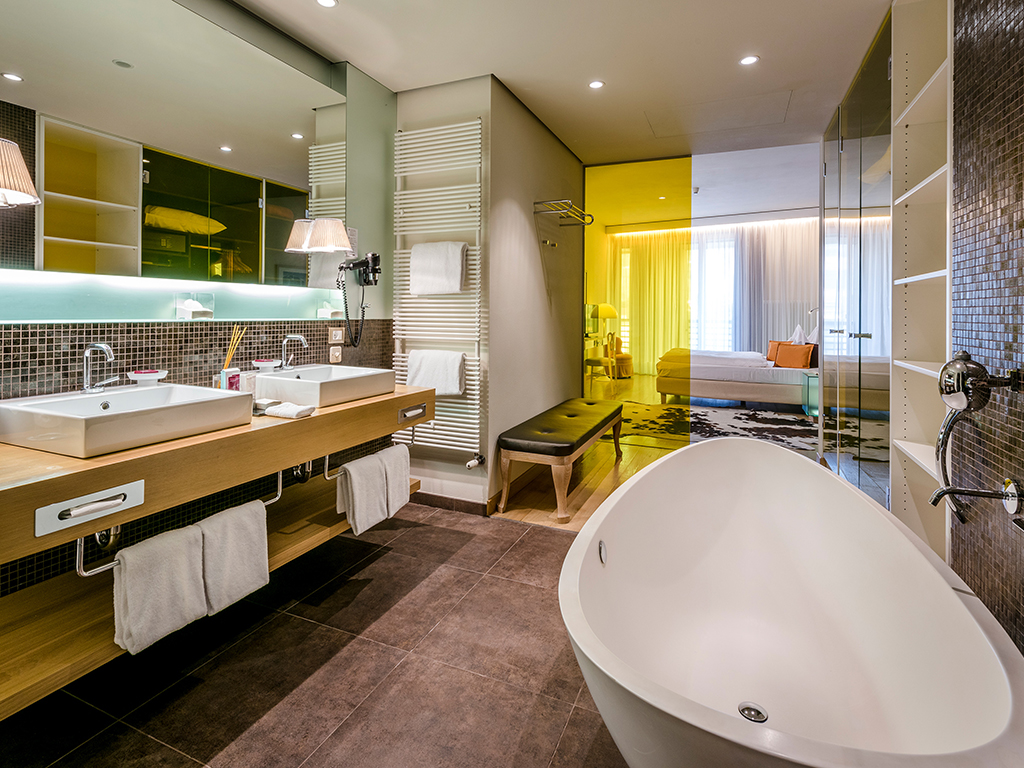 Hotel Terme Merano. Le Calla Suite, sono tre in tutta la struttura, di circa 60 mq. godono di una vista spettacolare sul Parco delle Terme, il centro storico di Merano o sulle Valli circostanti. L’ospitalità include l’utilizzo della Sky Spa, della Garden Spa dell’Hotel e l’entrata libera alle Terme di Merano. Nell’immagine la sala da bagno.