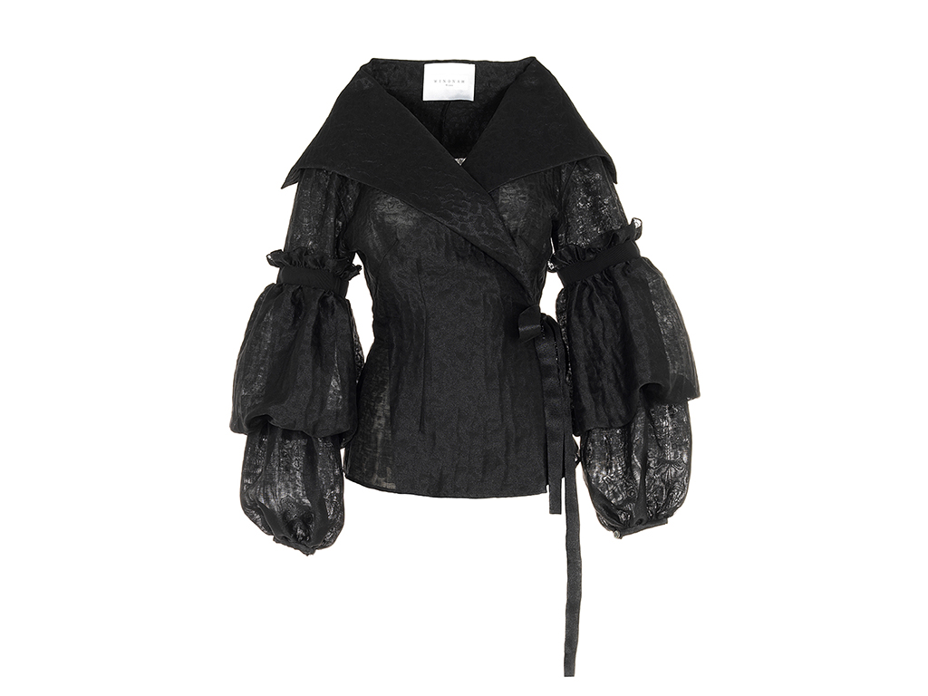 Winonah. Giacca modello a vestaglia in tulle nero lavorato con ampio collo sciallato e maniche a palloncino.