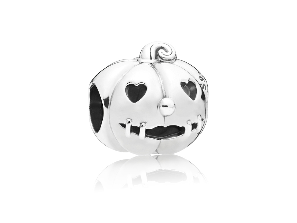 Pandora. “Dolce Zucca” in argento sterling è il charm perfetto per festeggiare Halloween.