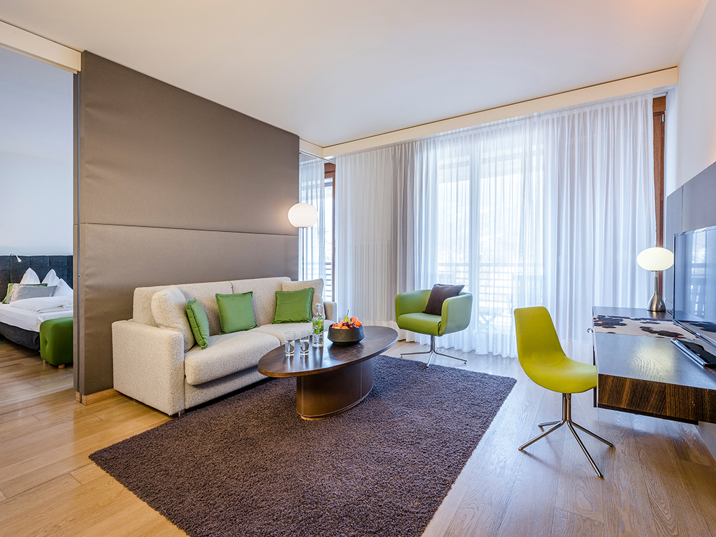 Hotel Terme Merano. Le Suite, di circa 60 mq., godono di un panorama spettacolare. Dispongono di loggia rivestita in legno o balcone francese, di un accogliente salotto oltre naturalmente tutti i comfort. L’occupazione è di massimo quattro persone.