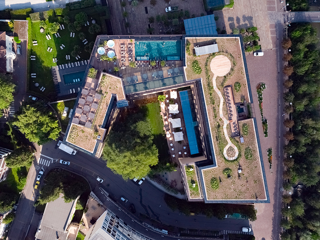 Hotel Terme Merano. Ripresa dall’alto la struttura si completa di tre aree dedicate al benessere: la Garden Spa, la Sky Spa e le Terme Merano.
