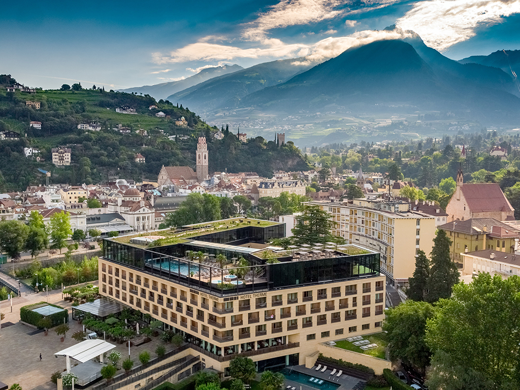Hotel Terme Merano. L’esclusivo hotel 4 stelle Superior sorge nel centro storico della città di Merano adiacente al Parco delle Terme e al fiume Passirio. I negozi del centro sono raggiungibili in pochi minuti attraversando il ponte a piedi. Merano è adagiata in una conca ed è circondata da quattro valli alpine.