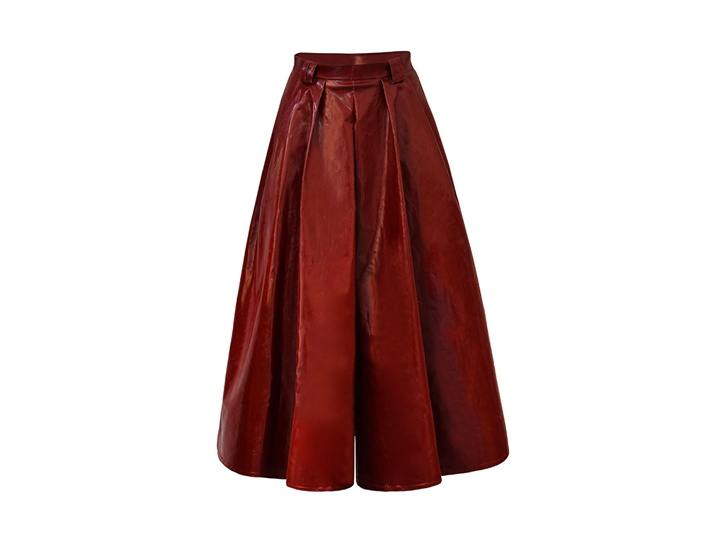 A-Lab Milano. Gonna-pantalone lunga in vernice bordeaux con doppi passanti per la cintura.