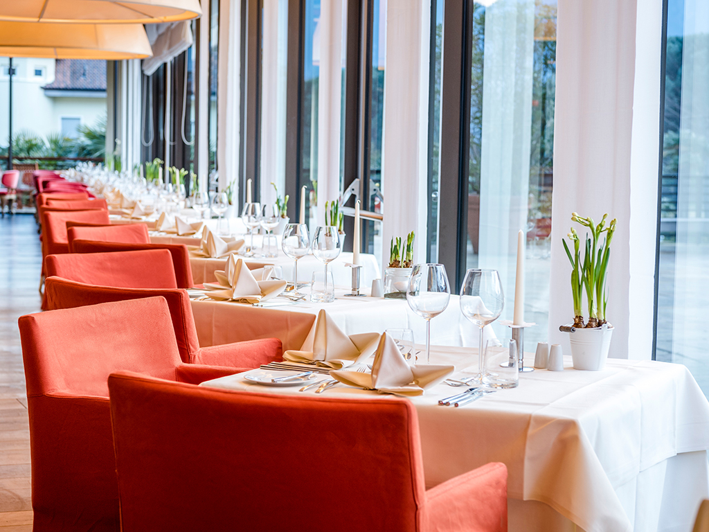 Hotel Terme Merano. I piatti de Il Ristorante Olivi sono un sodalizio tra stile alpino e contemporaneo. Lo chef propone menu, a base di prodotti tipici locali, dai sapori internazionali, e della tradizione alto atesina e notrana, di alta qualità adatto a tutti i palati.