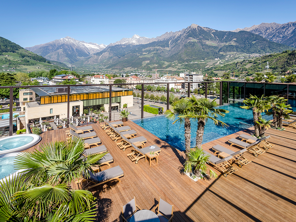 Hotel Terme Merano. La nuova Sky SPA è stata realizzata sopraelevando un piano, il quarto. La superficie di 3.200 mq. gode di una vista a 360° su tutto il panorama alpino circostante, ha ampie zone relax all’aperto, un giardino con palme, tre Whirlpool all’aperto e l’Infinity pool scoperta e riscaldata. Inoltre un’ampia zona sauna, una sala fitness e cabine per trattamenti benessere.
