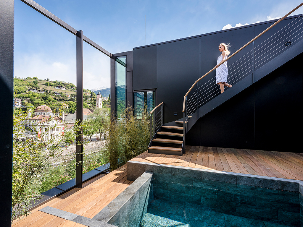 Hotel Terme Merano. Nell’immagine la vasca ad immersione nella zona sauna della Sky SPA. La zona relax inaugurata nel 2017 ha tre Whirlpool all’aperto e l’Infinity-pool scoperta e riscaldata.