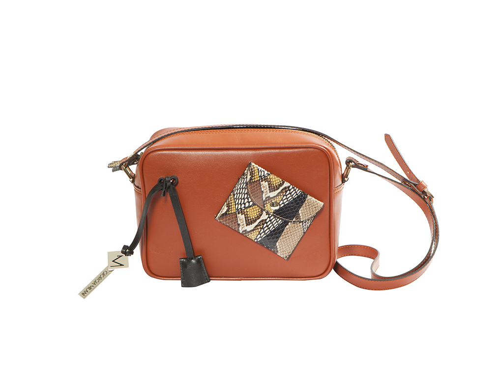 Giorgia Milani. Borsa in vitello spazzolato arancio con taschina esterna in pelle stampata effetto pitone e lunga tracolla.