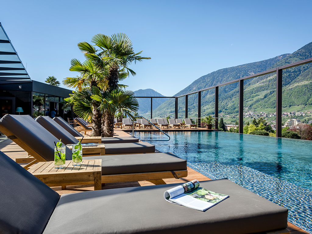 Hotel Terme Merano. La Sky SPA, ospita anche la Infinity Pool, nell’immagine, scoperta e riscaldata (32-34°C) è lunga 22 metri e larga 7.6 metri con accesso interno ed esterno in ogni stagione dell’anno. È dotata di postazioni di micromassaggio.