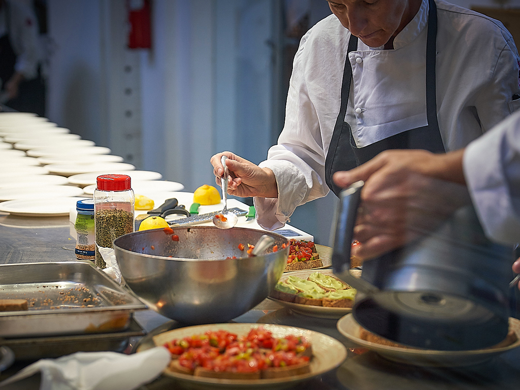 Gli studenti della Food Genius Academy al lavoro nella cucina della scuola.