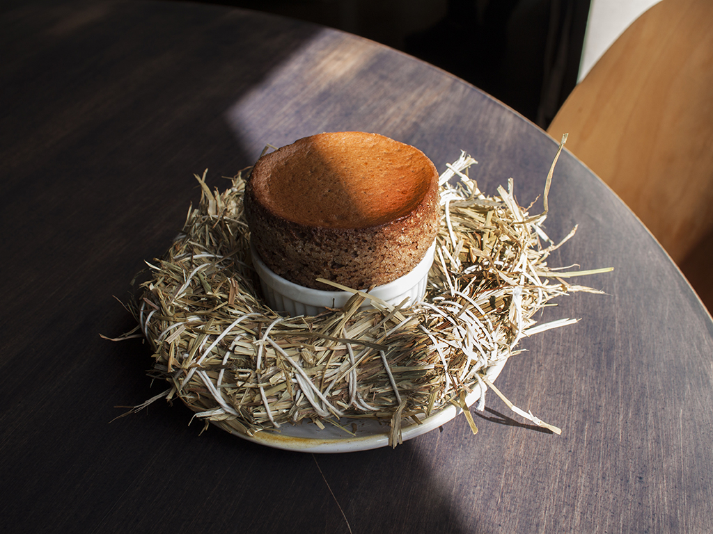 Il soufflé preparato dalla pastry chef Isabella Potì. Da sempre nel menu del Bros’, il dessert viene modificato ad ogni cambio di stagione in modo da esaltare gli ingredienti naturali legati al territorio.
Nel menu estivo il dolce era accompagnato da limoni, miele e fiori d’arancio.