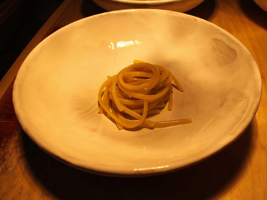 Nel menù del Bros’ dal 2015 le linguine con pistacchio e liquamen. Quest'ultimo altro non è che una salsa ricavata dalla fermentazione delle sardine (fermentazione fatta all’interno del ristorante e conservata per mesi).