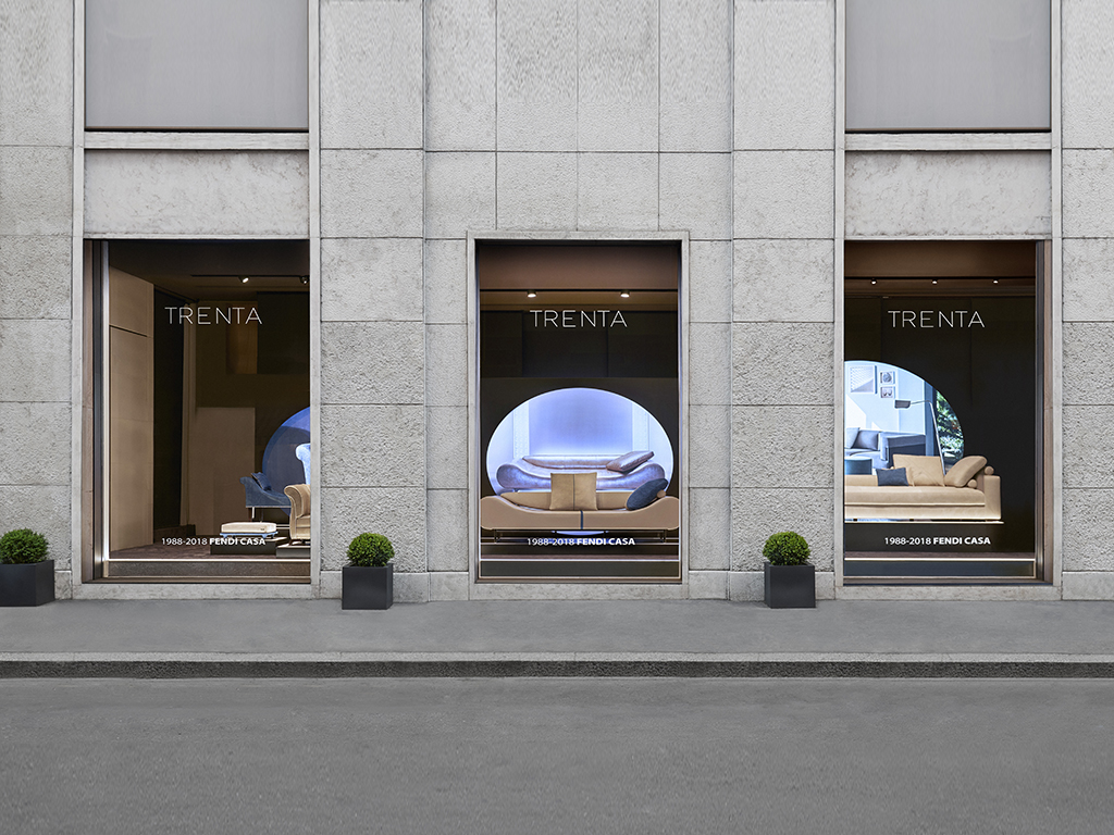 FENDI Casa. In occasione del Salone del Mobile.Milano 2018 FENDI Casa ha festeggiato il trentesimo anniversario allestendo lo store Luxury Living Group con tre iconici pezzi, uno per ogni decade, la dormeuse