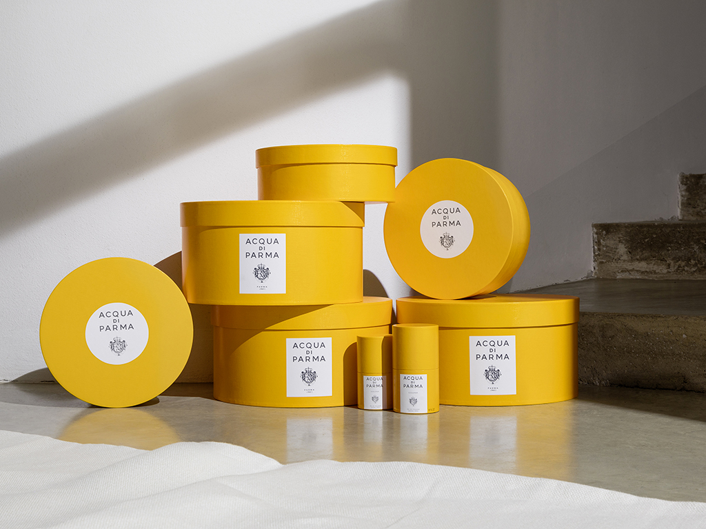 Acqua di Parma. Le iconiche cappelliere giallo Parma della Maison realizzate completamente a mano durate Les Journées Particulières.