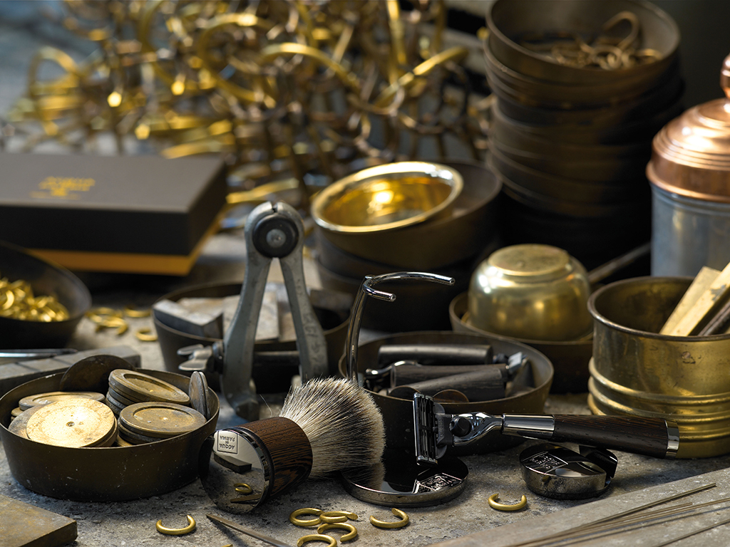 Acqua di Parma. Durante Les Journées Particulières abili mani danno forma ai pennelli da barba della Collezione Barbiere, seguendo metodi tradizionali tramandati da generazioni.