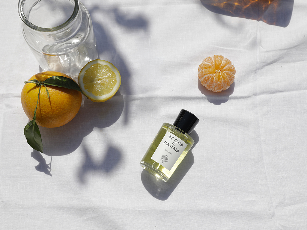 Acqua di Parma. L'iconica fragranza della Colonia è composta da accenti di agrumi Siciliani che s'incrociano a note di Lavanda e Rosa di Damasco mentre nel fondo predominano sentori boisé di Vetiver, Legno di Sandalo e Patchouli.
