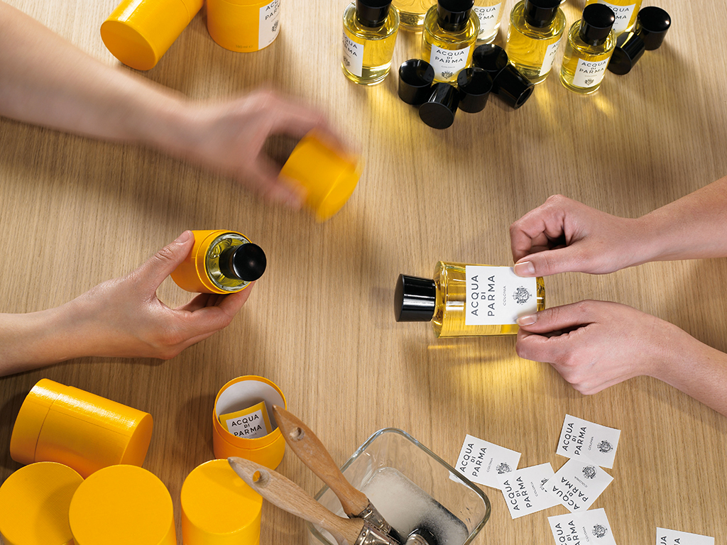 Acqua di Parma. L'applicazione delle etichette, sempre rigorosamente manuale, su ogni singolo flacone di Colonia durante Les Journées Particulières.